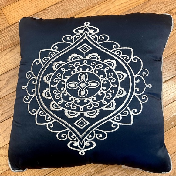 Huntington Home Other - Huntington Home Navy Throw Pillow with Ivory Piping 16” Accent pillow